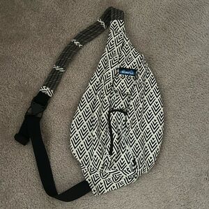 Kacy Rope Sling Backpack black/light tan geometric print